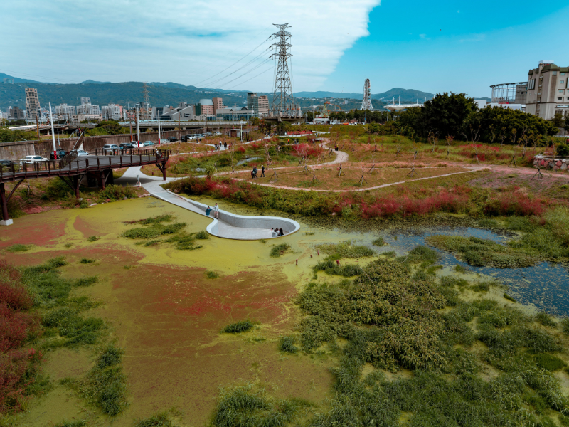 This innovative tidal park transforms an urban wetland into a resilient public space, where natural water cycles, biodiversity, and community life thrive together in harmony.