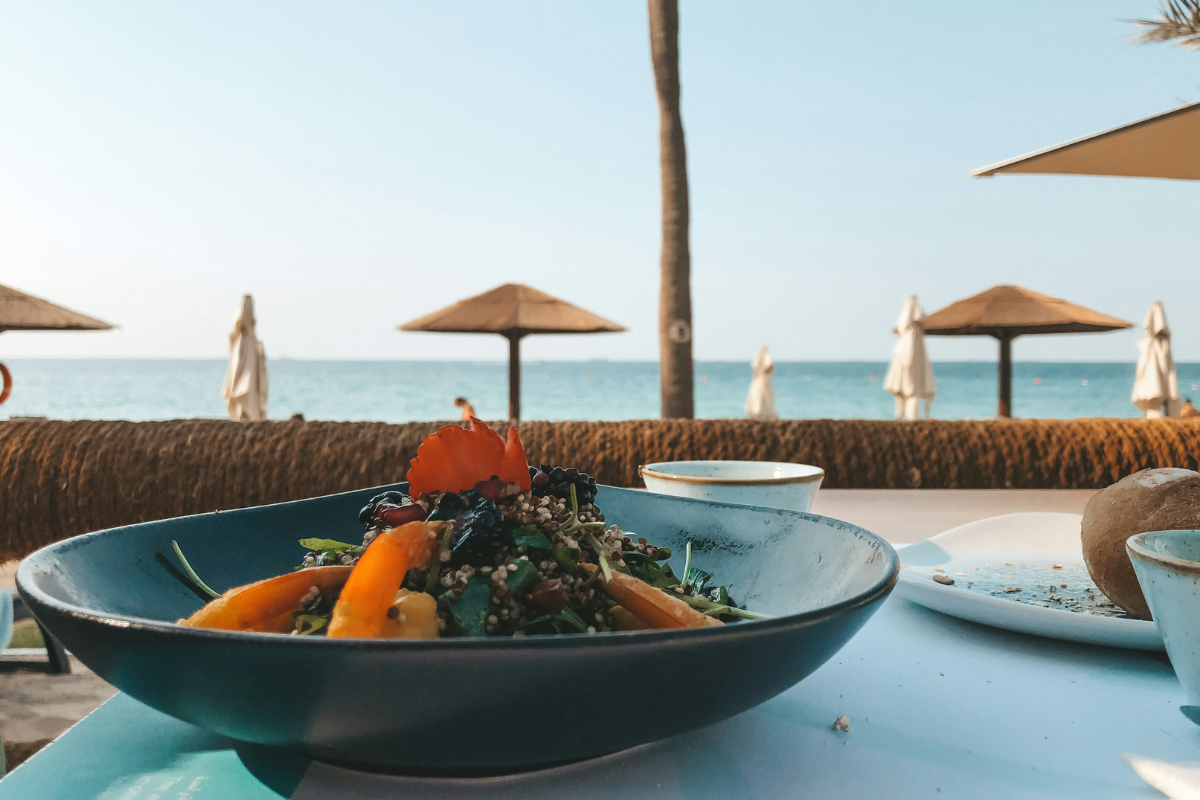 A fresh food dish served beside the coast, highlighting the connection between water, food and coastal landscapes.